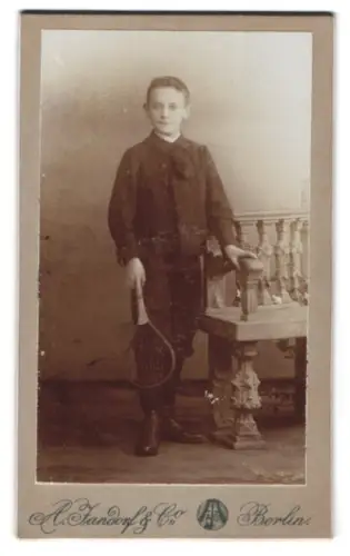 Fotografie A. Jandorf & Co., Berlin, N. Brunnen-Str. 19-21, Junge mit Tennisschläger