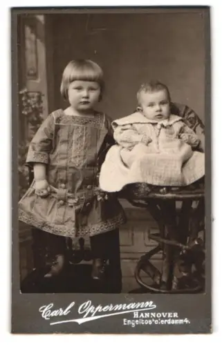 Fotografie Carl Oppermann, Hannover, Engelbosteler Damm 4, Zwei Kinder zusammen im Porträt