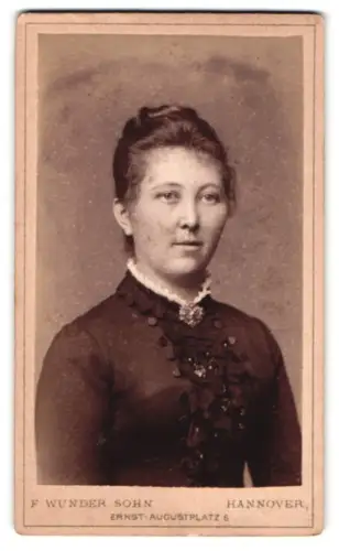 Fotografie F. Wunder Sohn, Hannover, Ernst-Augustplatz 6, Porträt einer Dame
