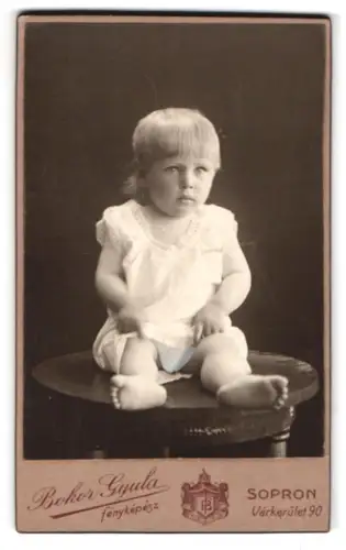 Fotografie Bokor Gyula, Sopron, Várkerület 90, Kind auf einem Tisch sitzend