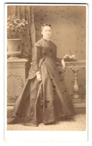 Fotografie D. Abrahams, Bath, Cleveland Place 12, Dame im eleganten Kleid