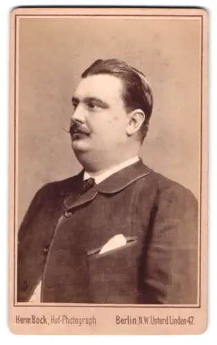 Fotografie Herm Bock, Berlin, Unter den Linden 47, Porträt eines eleganten Herrn
