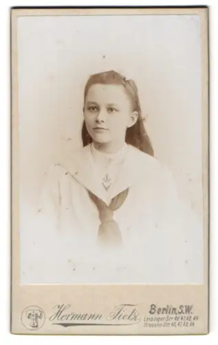 Fotografie Hermann Tietz, Berlin SW, Leipziger Str. 46, Mädchen in Matrosenkleidung