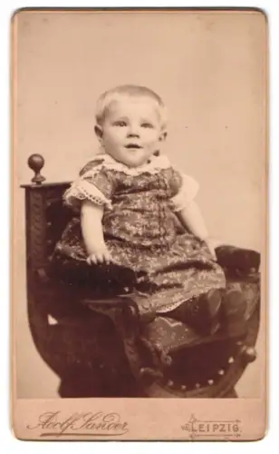 Fotografie Adolf Sander, Leipzig, Löhrstrasse 4, Kleinkind auf dekorativem Stuhl