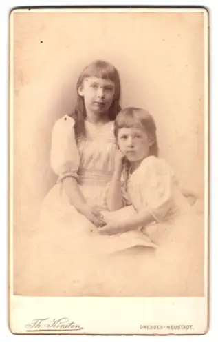 Fotografie Th. Kirsten, Dresden, Bautznerstrasse 77, Zwei junge Mädchen in feiner Kleidung
