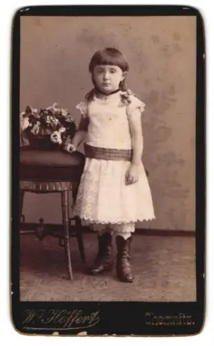 Fotografie W. Höffert, Chemnitz, Langestrasse 18, Mädchen im weissen Kleid mit Blumenarrangement