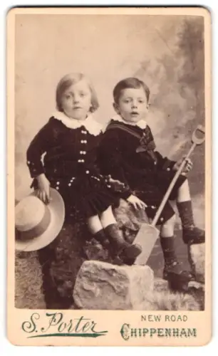 Fotografie S. Porter, Chippenham, New Road, Zwei Kinder auf Felsen mit Schaufel