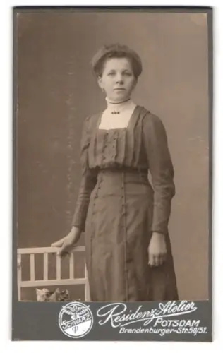 Fotografie Schwarz, Potsdam, Brandenburger Strasse 50/51, Porträt einer Frau mit Hochsteckfrisur