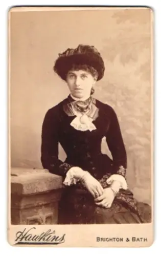 Fotografie C. Hawkins, Brighton, Preston Street 32, Dame in eleganter Kleidung