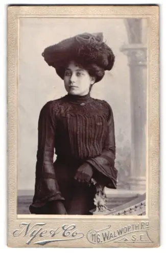 Fotografie Nye & Co, London, Walworth Road 116, Miss Florence Gadd mit elegantem Hut 1903