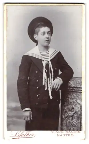 Fotografie Lefather, Nantes, Rue Racine 6, Junge in Matrosenanzug