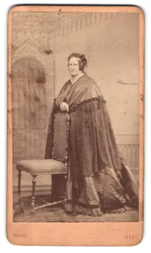 Fotografie H. Eckert, Prag, Dame im eleganten Gewand