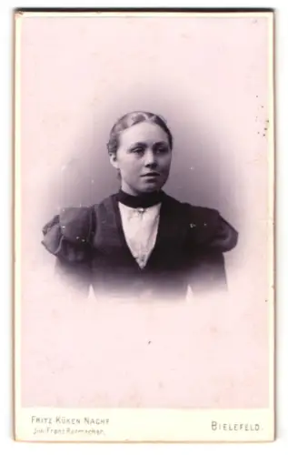 Fotografie Franz Radmacher, Bielefeld, Junge Frau mit elegantem Kleid