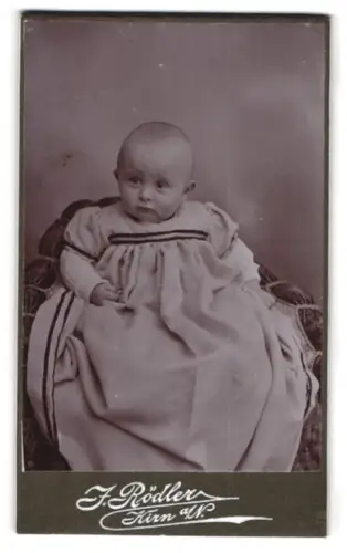 Fotografie J. Rödler, Kirn a. Nahe, Porträt eines Kindes in hellem Kleid