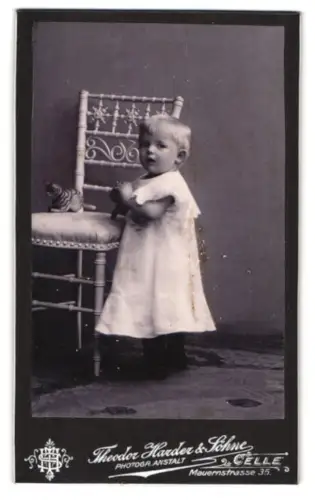 Fotografie Theodor Haacke & Söhne, Celle, Mauerstrasse 35, Kind mit Stuhl und Spielzeugkatze