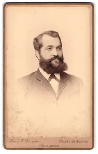 Fotografie Karl F. Wunder, Hannover, Friedrichstrasse, Porträt eines bärtigen Mannes