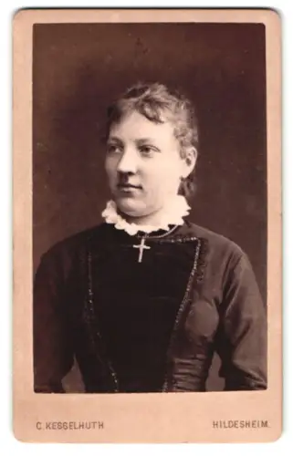 Fotografie C. Kesselhuth, Hildesheim, Langerhagen 1675, Porträt einer eleganten Dame