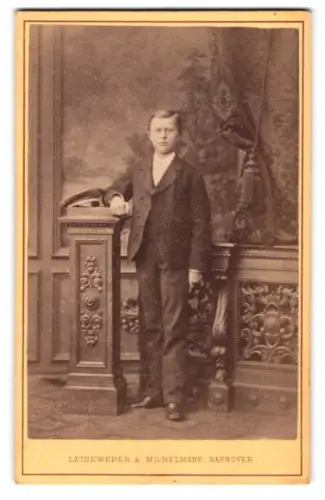 Fotografie Leineweber & Michelmann, Hannover, Mehlstrasse 6, Junge im eleganten Anzug