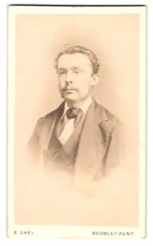 Fotografie Edgar Gael, Bromley, High Street 130, Porträt eines eleganten Herren