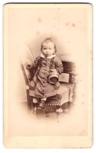 Fotografie Georg Aulmann, Offenbach am Main, Hospitalstrasse 16, Kind sitzt auf Stuhl