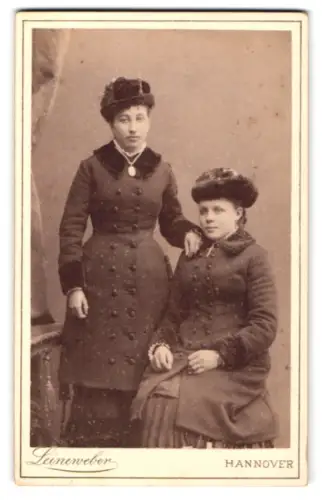 Fotografie G. W. Leineweber, Hannover, Georgstrasse 11, Zwei Frauen in Winterkleidung