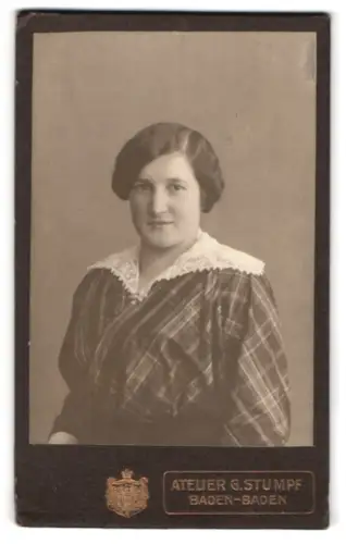 Fotografie G. Stumpf, Baden-Baden, Lichtentaler Str. 57, Elegantes Porträt einer Dame