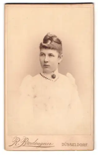 Fotografie Rud. Bradengeier, Düsseldorf, Elberfelderstr. 4, Portrait einer Dame