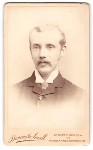 Fotografie Boning & Small, London, Baker Street 22, Porträt eines Herrn im Anzug