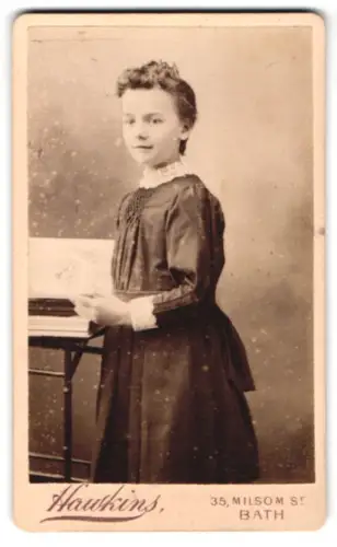Fotografie Hawkins, Bath, Milsom Street 35, Mädchen im viktorianischen Kleid