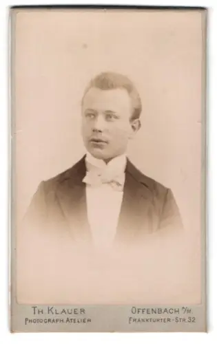 Fotografie Theodor Klauer, Offenbach am Main, Frankfurter Str. 32, Porträt eines Herren im Anzug