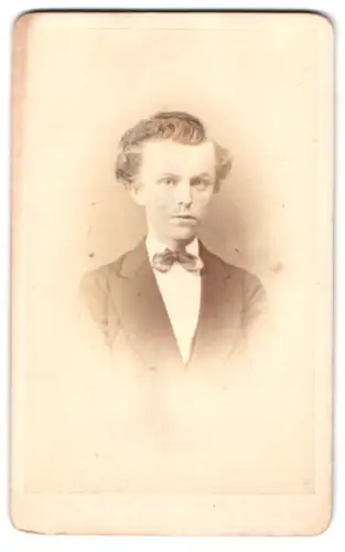 Fotografie Georg Aulmann, Offenbach a. M., Hospitalstrasse 16, Porträt eines jungen Mannes