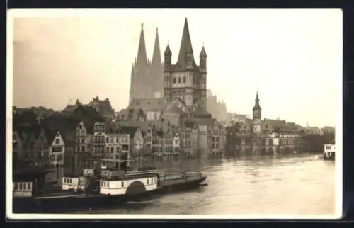 Foto-AK Köln, Uferpartie mit Kölner Dom bei Rhein-Hochwasser