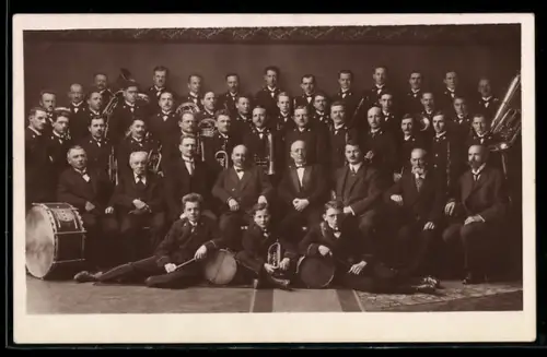 Foto-AK Bregenz, Stadt-Musik, Gruppenfoto mit Instrumenten