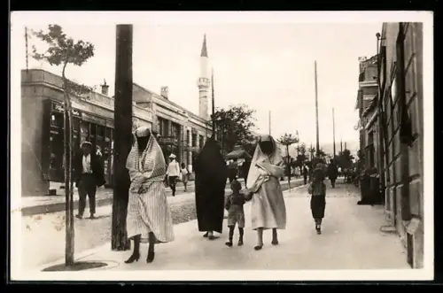AK Mostar, Ulica Kralja Petra, muslimische Frauen mit Kind