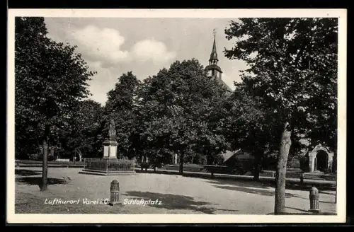 AK Varel i. Old., Schlossplatz mit Denkmal u. Kirchturm