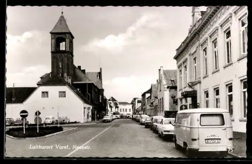 AK Varel, Neuestrasse mit Hotel u. Kirche