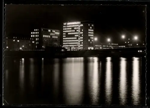 AK Frankfurt-Sachsenhausen, Hochhäuser an der Friedensbrücke bei nächtlicher Beleuchtung