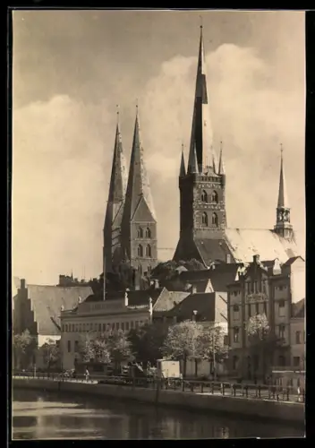 AK Lübeck, Blick auf die Türme der Marien- und Petrikirche