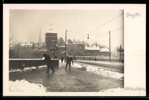 Foto-AK Lübeck, Winterlicher Blick zum Burgtor