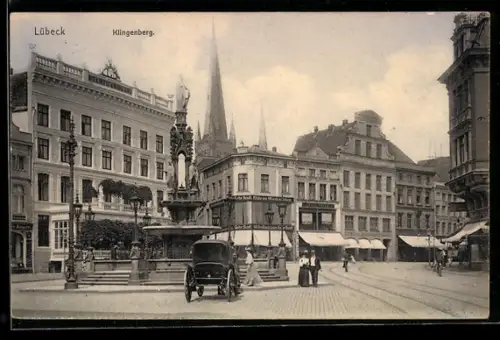 AK Lübeck, Strasse Klingenberg, Brunnen und Geschäftshäuser