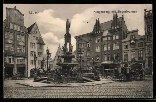AK Lübeck, Strasse Klingenberg mit Siegesbrunnen