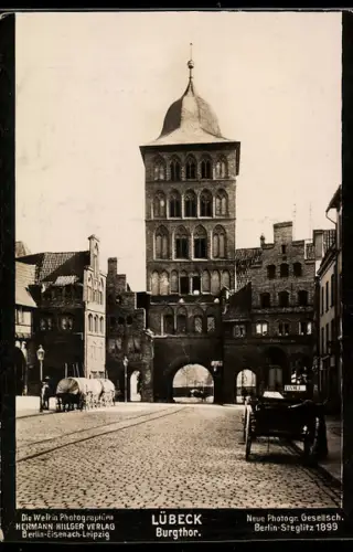 Foto-AK NPG: Lübeck, Burgtor mit Strassenpartie