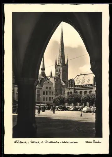 Foto-AK Max Baur: Lübeck, Blick d. Rathaus Arkaden