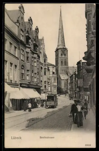 AK Lübeck, Breitestrasse mit Geschäften, Kirche und Strassenbahn