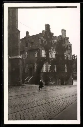 Foto-AK Lübeck, Strassenpartie an der Jakobikirche