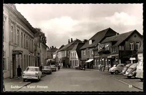 AK Varel, Neuestr., Strassenszene mit Hotel und Geschäften