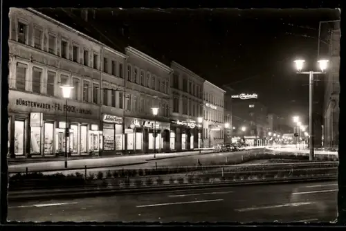 AK Kaiserslautern /Pfalz, Fruchthallstrasse bei Nacht, Geschäftshäuser