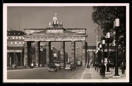 AK Berlin, Brandenburger Tor, Durchblick nach Unter den Linden