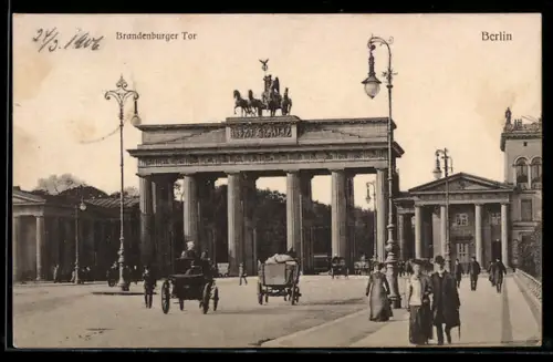 AK Berlin, Brandenburger Tor mit Passanten und Kutschen