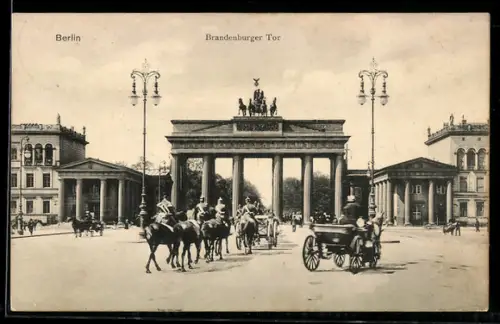 AK Berlin, Brandenburger Tor mit Kavalleristen und Kutsche